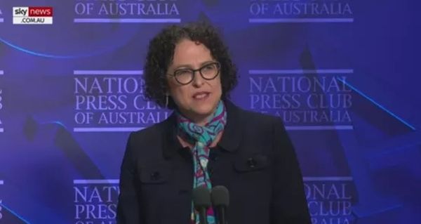 她让西方媒体客观看待中国，结果被迫辞职！