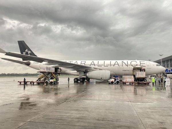 从中国购买的新一批400万剂国药集团疫苗抵达仰光国际机场