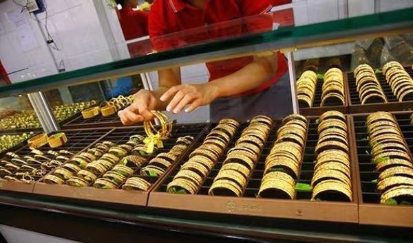 仰光黄金市场的金店出售了大约 50 缅斤的黄金