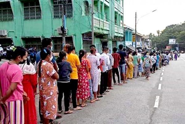 高当市民凌晨开始排队打疫苗