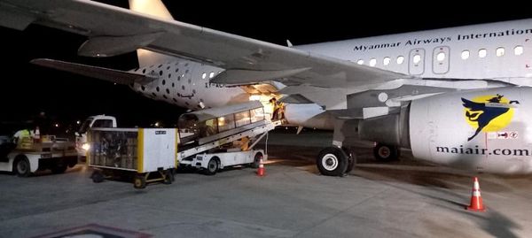 印度捐赠缅甸的100万剂新冠疫苗抵达仰光国际机场