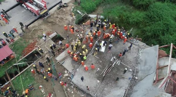 仰光省东德贡镇在建的一所房屋突然倒塌