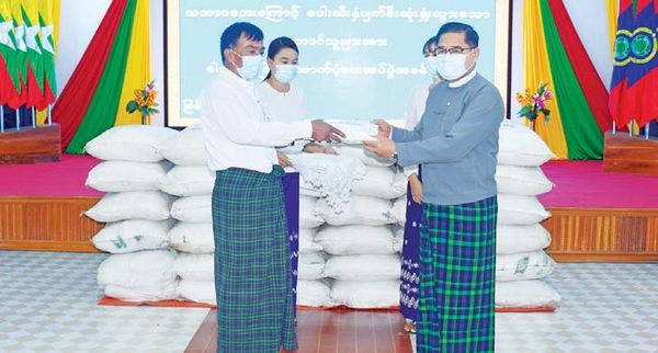 克钦邦为农田作物遭损毁的四千多名农夫免费赞助尿素化肥