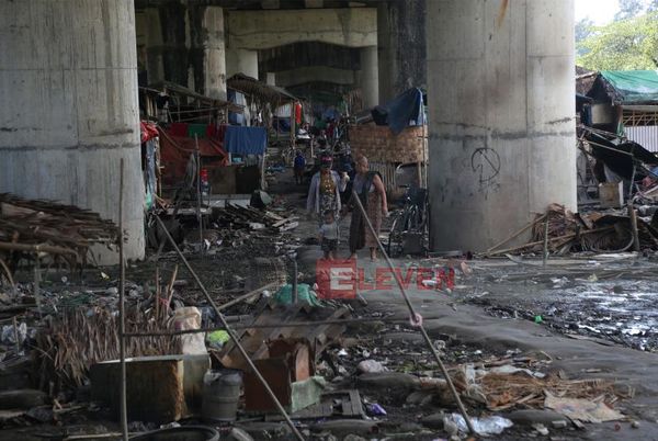 莱达雅镇东部普茵瑙第二大桥下违规临时茅草屋被拆除清理