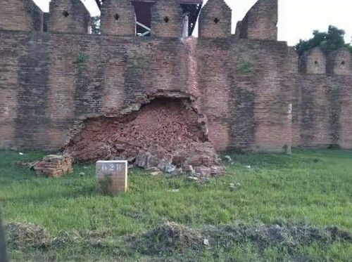 受连续降雨影响 缅甸曼德勒皇宫城墙局部坍塌