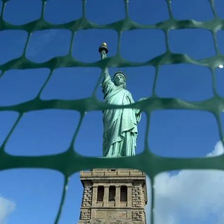 “世界很乐意拒绝美国的帮助”