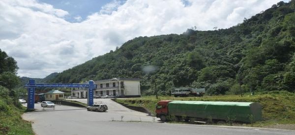 在甘拜地边境口岸用500辆车重启边贸