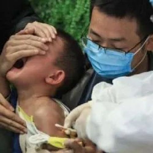 《纽约时报》发了张中国儿童打疫苗的图片，结果被美国网民骂惨了！