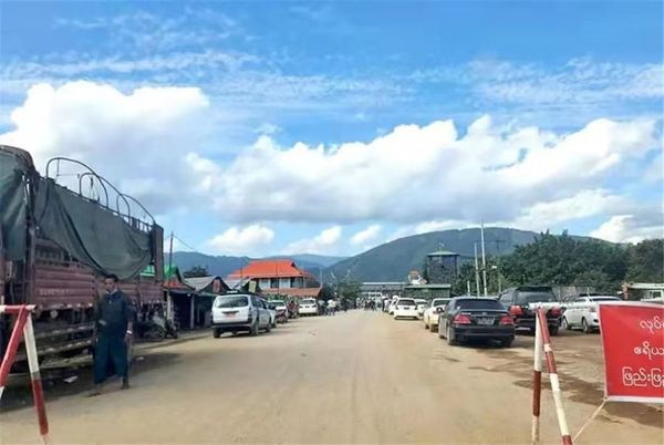 缅中边境金三角口岸每天向中国输送130多车辆的农产品