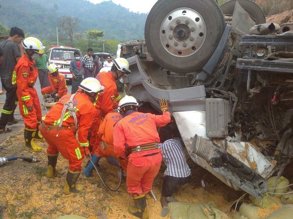 妙瓦底-高加力亚洲公路上18轮卡车发生事故，两人死亡