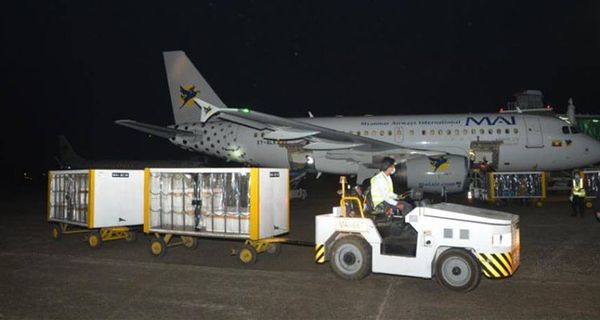 印军捐赠的10万剂新冠疫苗抵达仰光