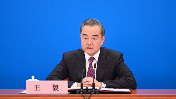 王毅分别同英国外交大臣、法国总统外事顾问及欧盟外交与安全政策高级代表通电话