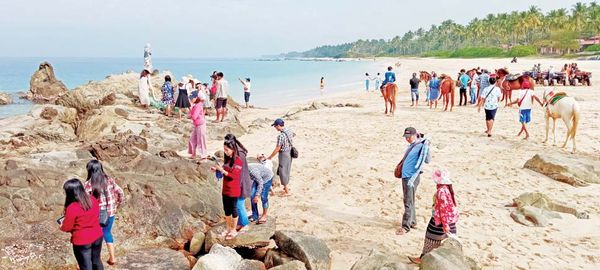 伊洛瓦底省新海滩旅游区游客人数连绵不绝