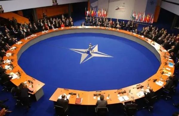 北约充当“凶器”