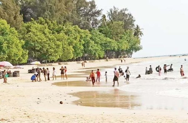 泼水节及缅甸新年假期期间若开海滩地区游客如潮