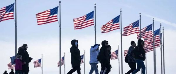 一百万！“抗疫失败国”彻底躺平了？| 参考快评