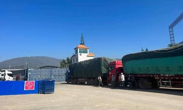 自从货车允许直接驶入中国以来每天约有80辆货车往返两国