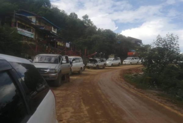 因密支那-葡萄路段武装冲突导致大量车辆被困