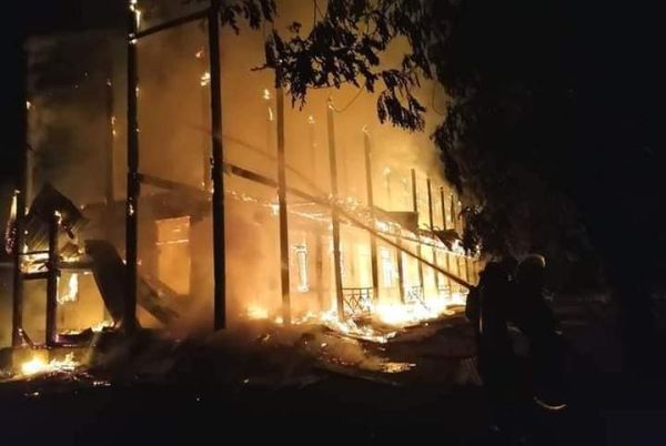 密支那曼肯一所高中的一栋建筑被纵火