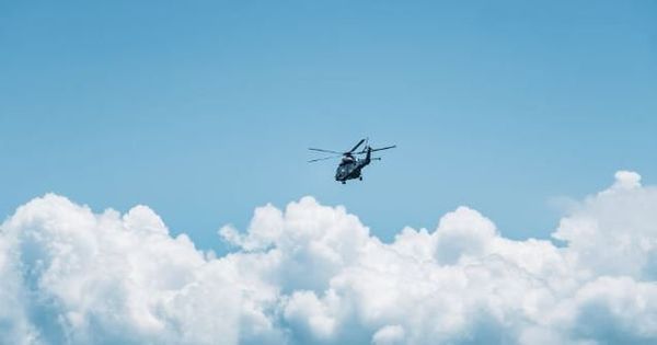 泰国军用直升机越界进入缅甸致民众恐慌奔逃