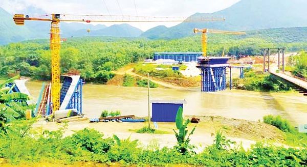 缅中边境贸易交通要道上的第二滚弄大桥正在兴建中