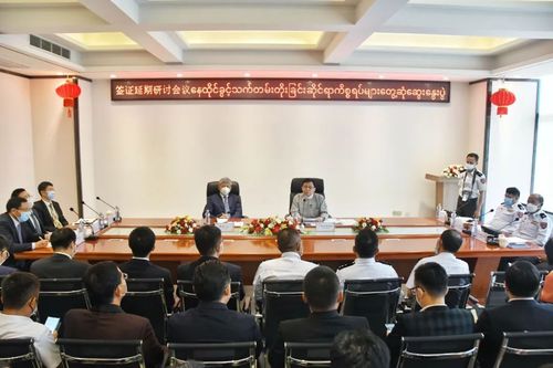 中国驻缅甸使馆和中国企业商会同缅移民当局商讨妥处中方人员签证延期难问题