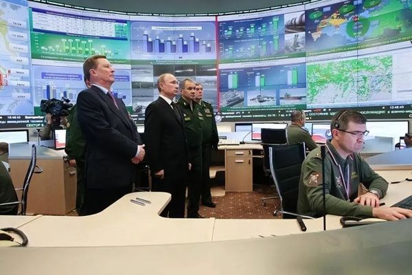 普京亲自观摩“核亮剑”，还给中印防长打电话，释放啥信号？