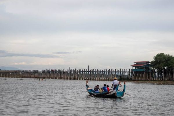 曼德勒省著名的景点东达曼湖及乌本桥游客逐渐增多