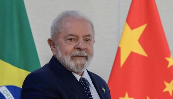 巴西总统卢拉率庞大的代表团前往中国访问