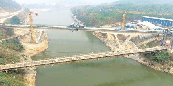 中国援建的丹伦江滚弄大桥举行合龙仪式