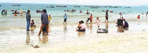 若开邦额布里海滩地区在缅甸新年这一天仍然充满游客