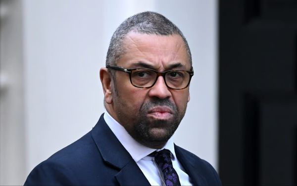 他刚挑衅完又将演讲：英国必须与中国接触