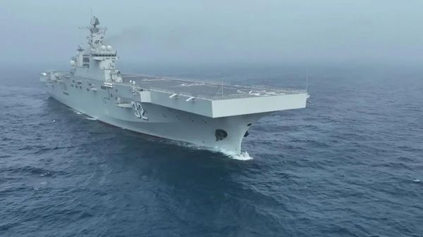 中国的工业奇迹！075型两栖攻击舰排水量达40000吨，造价仅30亿人民币！