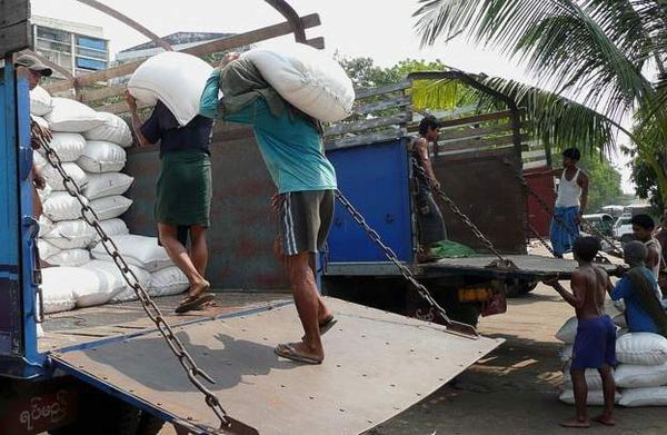 伊洛瓦底省毛淡棉遵县区每天向仰光大都市输送碎米3,700包