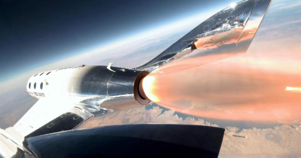 美国的一航天公司Virgin Galactic成功地将第一批旅客送入太空