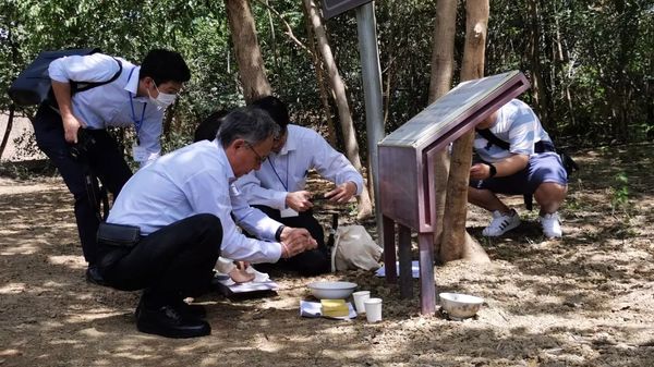 冲绳知事访华，参观北京琉球国墓地遗址
