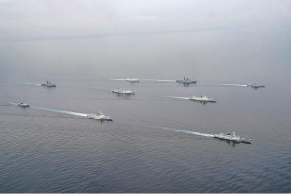 美国人很担忧，将继续监控中俄联合海上军演，离美国实在太近了......