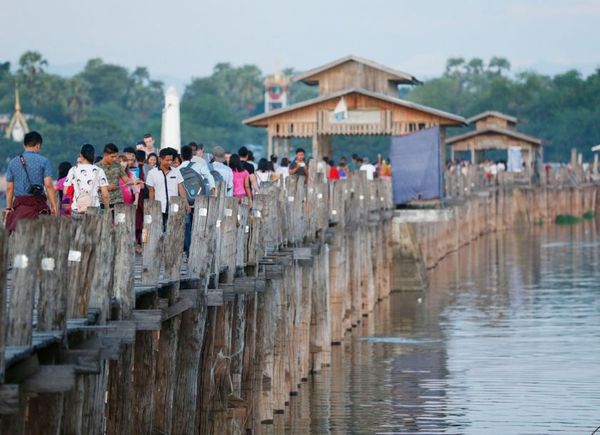 曼德勒省东达曼湖区内每天有数以百计的游客进入