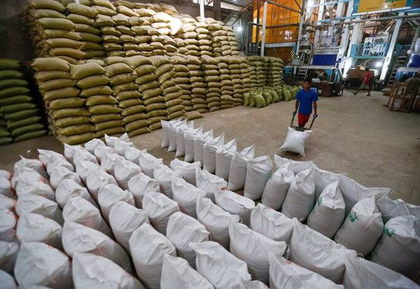 伊洛瓦底省毛淡棉遵县区8月份向仰光输送出大米10万多包