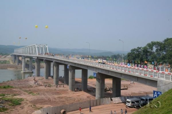 缅老友谊大桥促进了缅老边贸活动