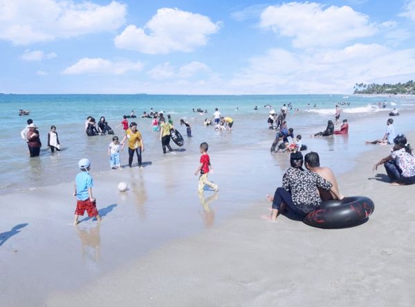 伊洛瓦底省威桑海滩地区今年11月份接待了1.9万多名游客
