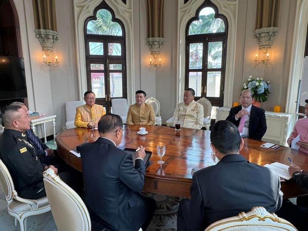 泰国总理就缅甸问题召开紧急会议