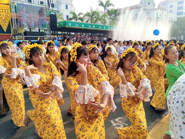 缅历1385年缅甸传统泼水节：欢乐祥和的盛大节日 传统与现代的完美融合