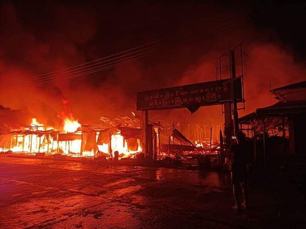 缅甸若开邦一城镇深夜突发大火，200多家商铺被烧毁！