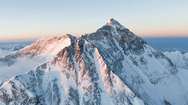 珠穆朗玛峰属于哪一个国家？