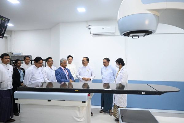 印度大使馆向仰光人民医院移交癌症治疗机器