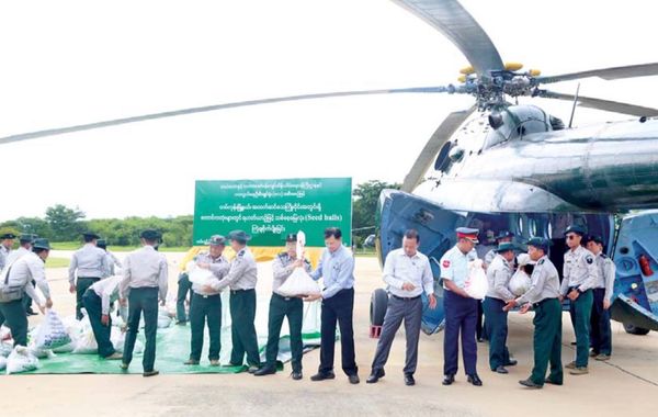 缅甸联邦内比都特区内采用直升飞机进行植树造林活动