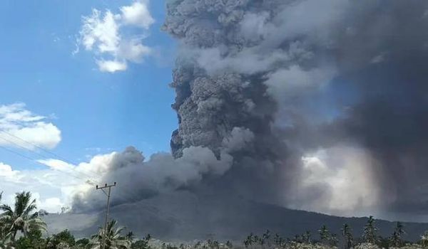 印尼国家勒沃托比火山爆发12,000多名民众被转移到安全地区