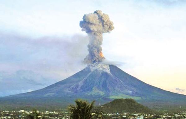 菲律宾中部坎拉翁火山爆发