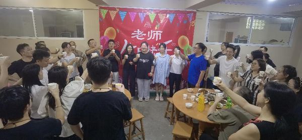 缅甸新世纪国际中文学校举办教师集体生日会